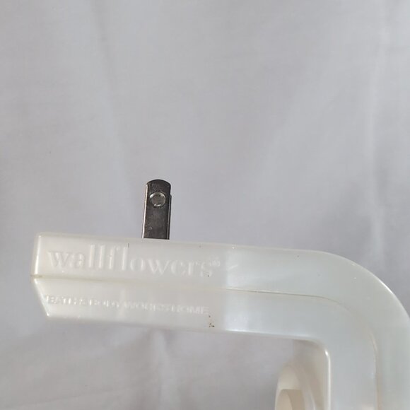 Bath & Body Works Wallflower Plug Red Cardinal Gold Nightlight Christmas Holiday - Picture 7 of 10